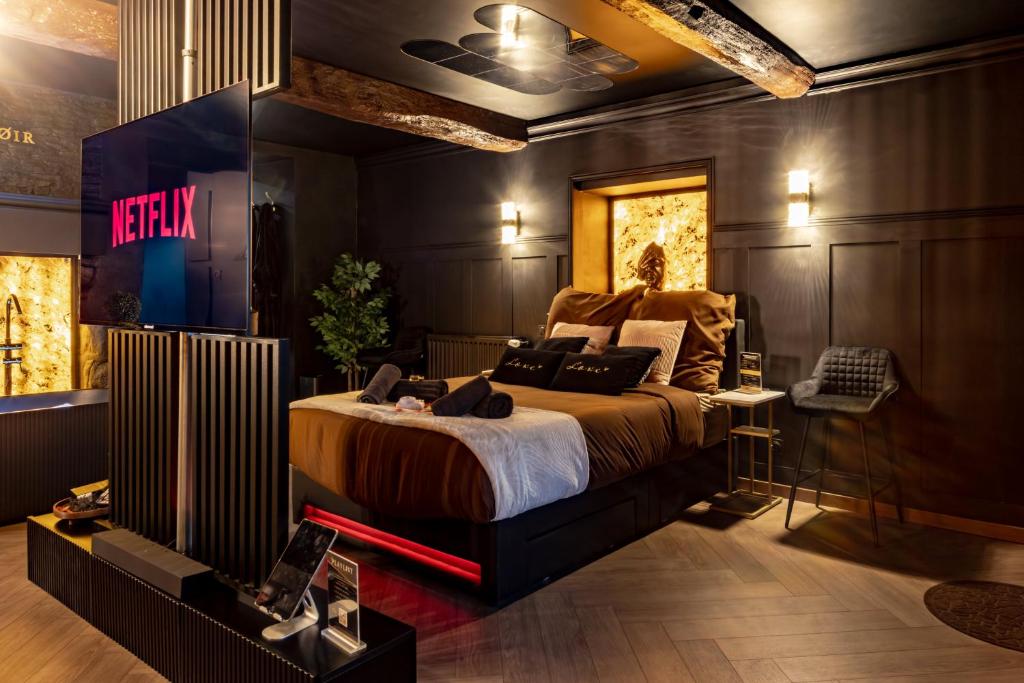 ein Schlafzimmer mit einem großen Bett in einem Zimmer in der Unterkunft Le Manoir - Suite de Charme - Puy du Foù in Mauléon