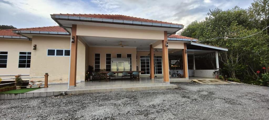 una casa con un tetto che ha un patio di Capital O 91243 Bee Good Chalet a Yan