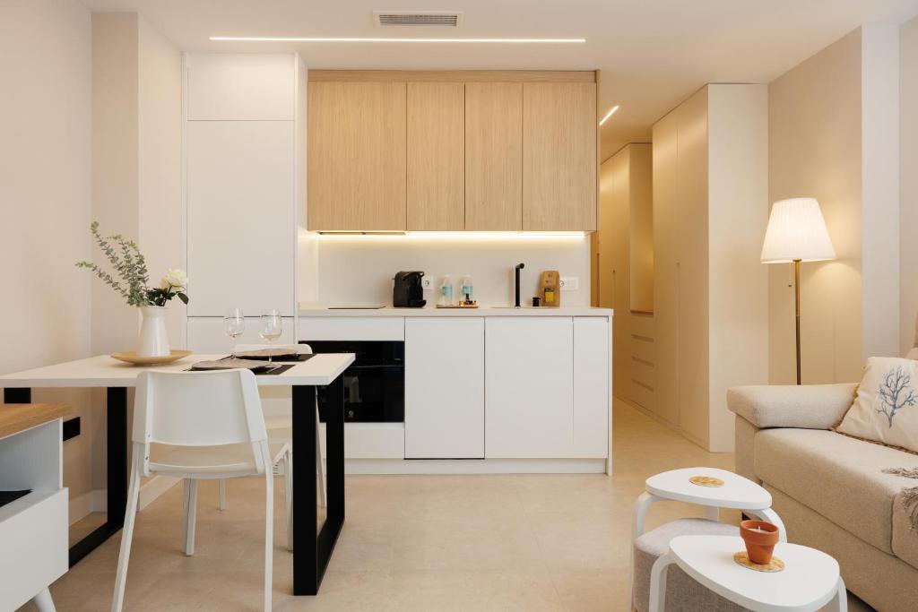 MARBELLA BANUS SUITES - Banús - Medina Garden - Brand New 1BR - 1BA - Outdoor Terrace - Bright & Modern - Pool - Steps from Puerto Banús Marina - Walk to El Corte Ing Luxury Shopping Mall