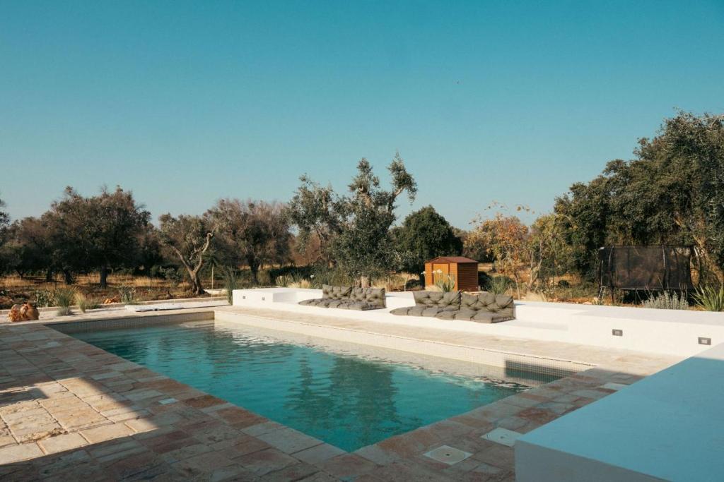 une piscine au milieu d'une cour dans l'établissement Villa Jolie con piscina, à San Vito dei Normanni