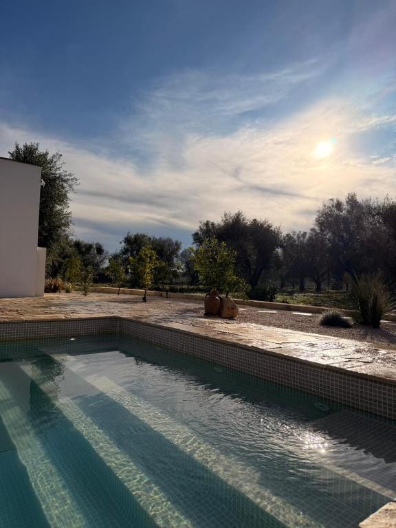 une piscine au milieu d'une cour dans l'établissement Villa Jolie con piscina, à San Vito dei Normanni