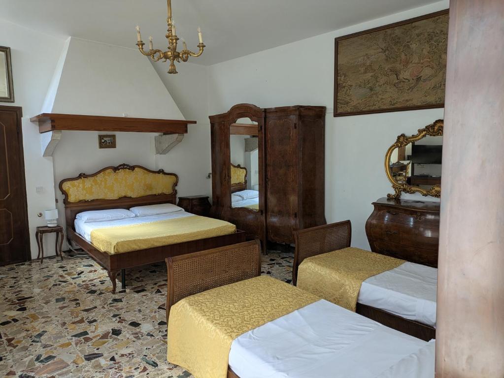 une chambre avec deux lits et un miroir dans l'établissement My Rialto Palace, à Venise