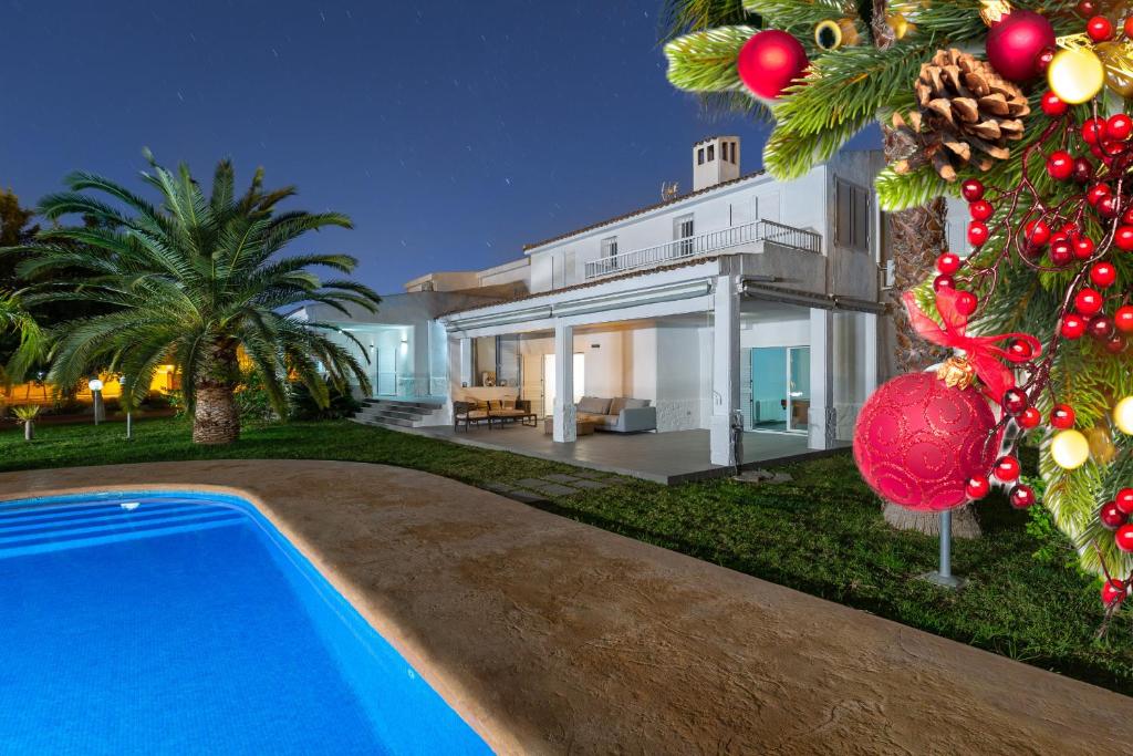ein Haus mit Pool und Weihnachtsbaum in der Unterkunft Luxury Villa Premium Salinas in Santa Pola