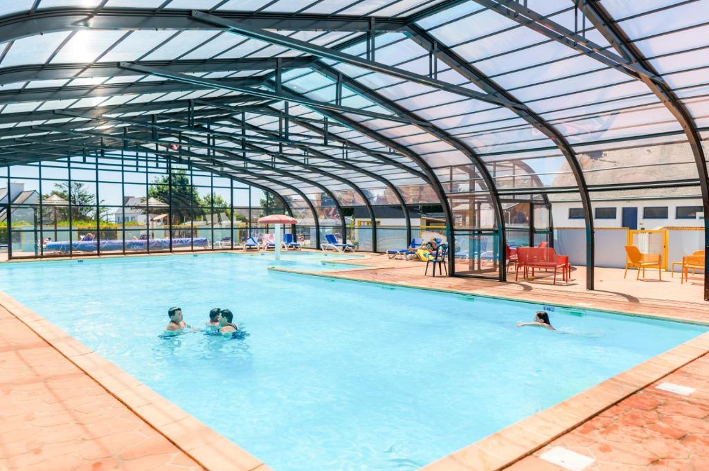 Bazén v ubytování Camping la Corniche nebo v jeho okolí