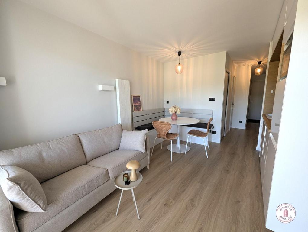 Appart RDC rénové 3 pers, terrasse et piscines D17