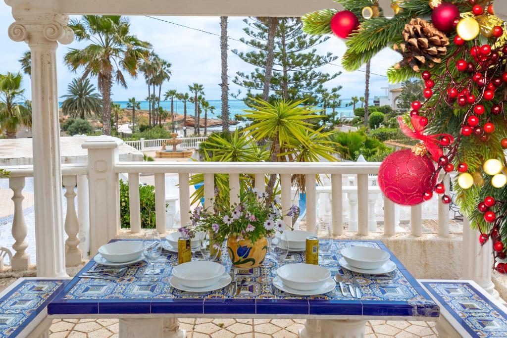 ein Tisch auf einem Balkon mit Weihnachtsdekorationen in der Unterkunft Fidalsa Prime Mediterranean Beachfront in Orihuela
