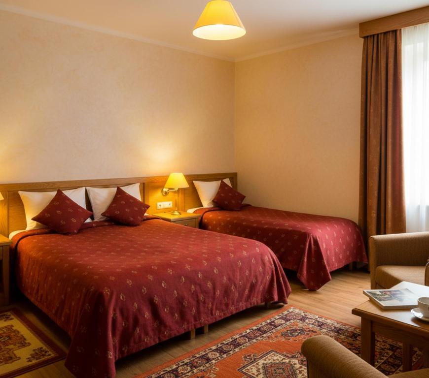 een hotelkamer met twee bedden en een bank bij Ankara Stay Apart in Kavaklıdere