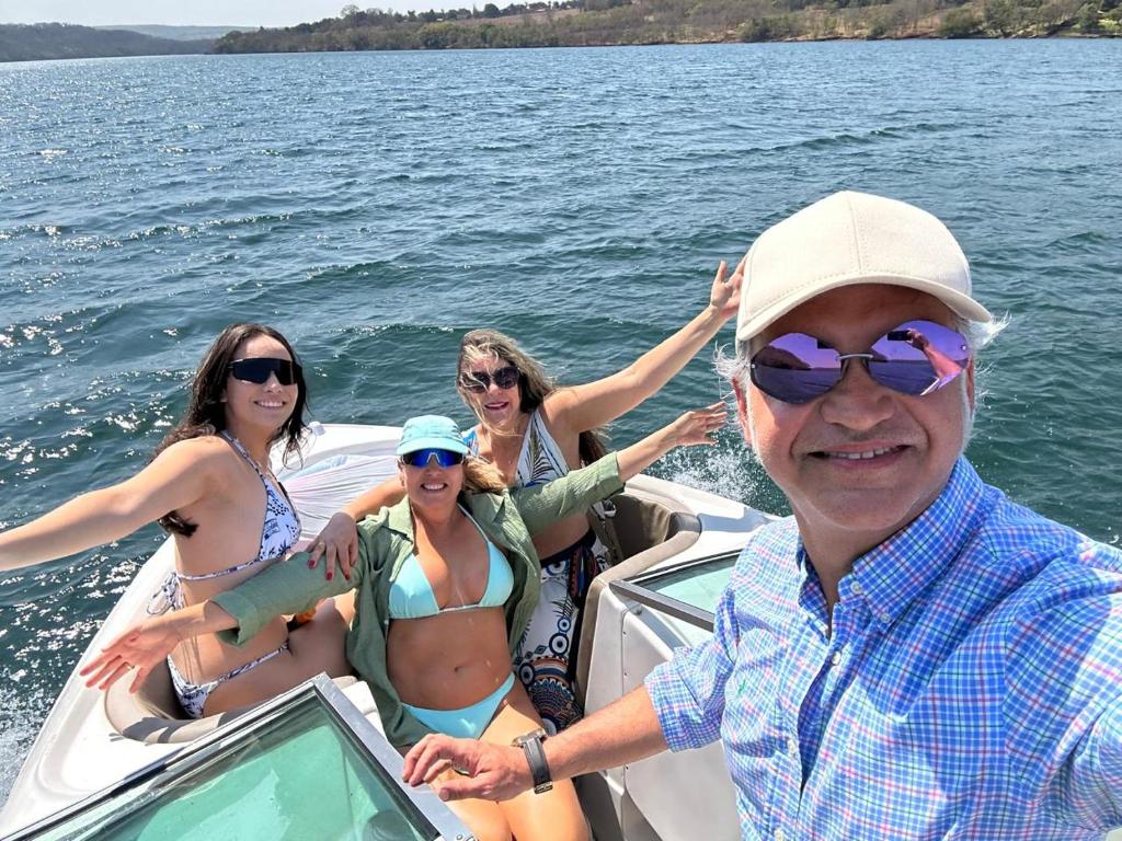 un grupo de personas en un barco en el agua en Flamboyant Boat, en Ubatuba