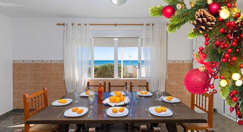 een eetkamer met een tafel met een kerstboom bij Fidalsa Pacific Beach in El Moncayo