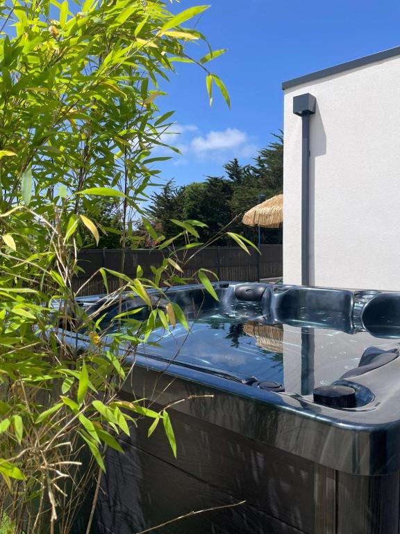 a swimming pool with a water fountain at Villa Noz Vat 4 étoiles avec SPA in Plouescat