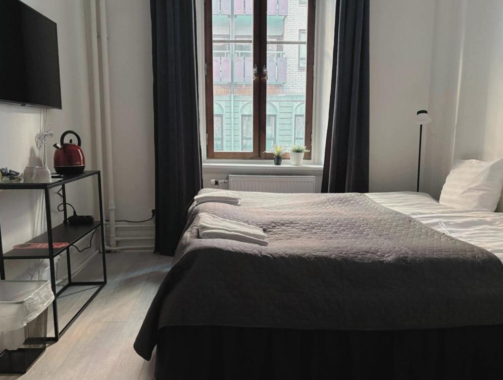 ヨーテボリにあるHotel Lemonadeのベッドと窓のあるホテルの部屋