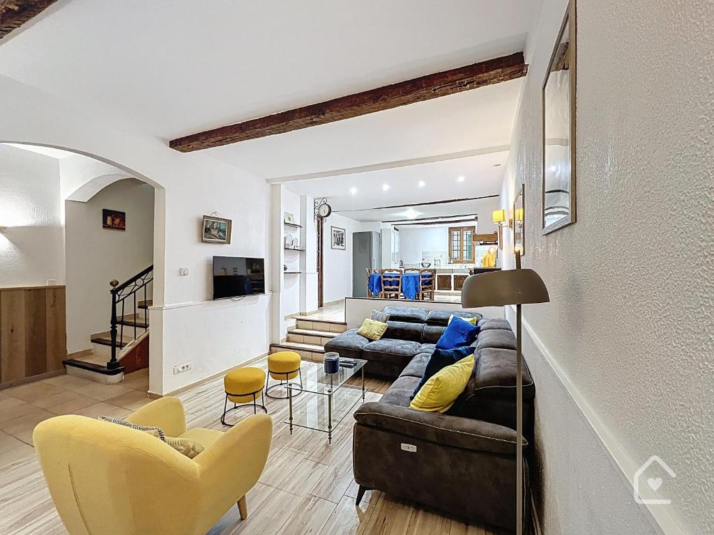 un salon avec un canapé et des chaises jaunes dans l'établissement Easy House - Climatisation - 1 min Vieux Port, à La Ciotat