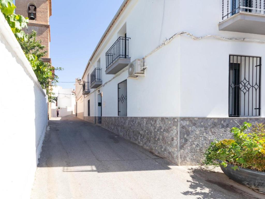 an empty alley with a white building and a street at Casa Mirador de Murchas in Murchas