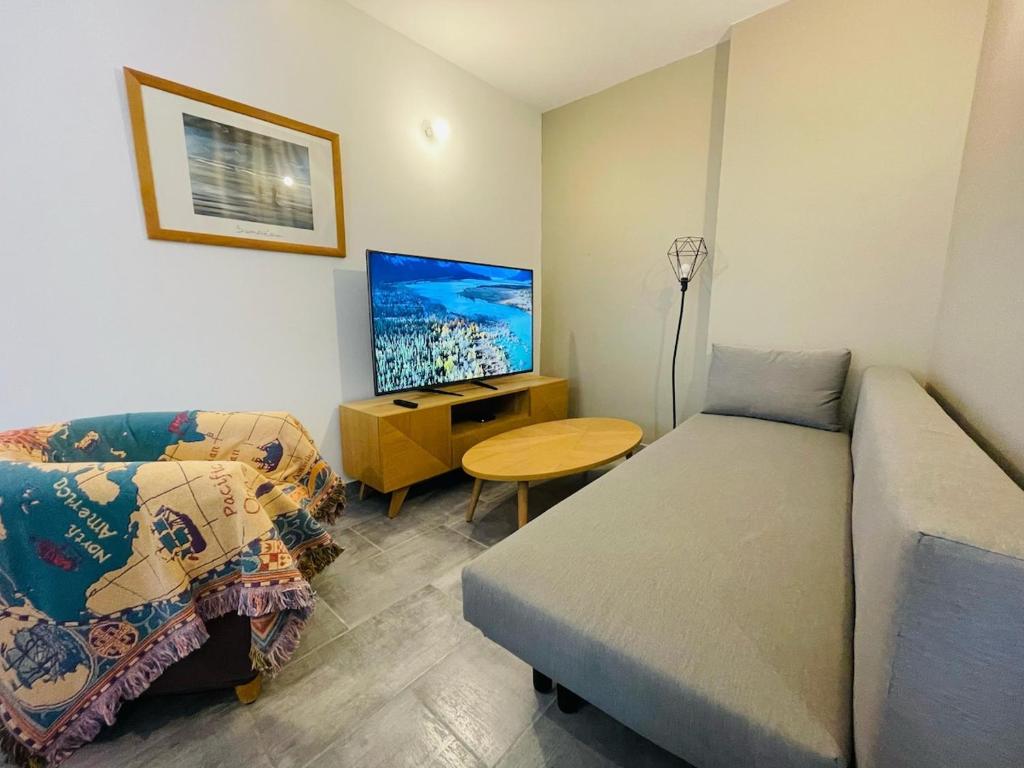 un salon avec un canapé et une table dans l'établissement Maison cosy Jardin des Plantes - 9 voyageurs - 388, à Rouen