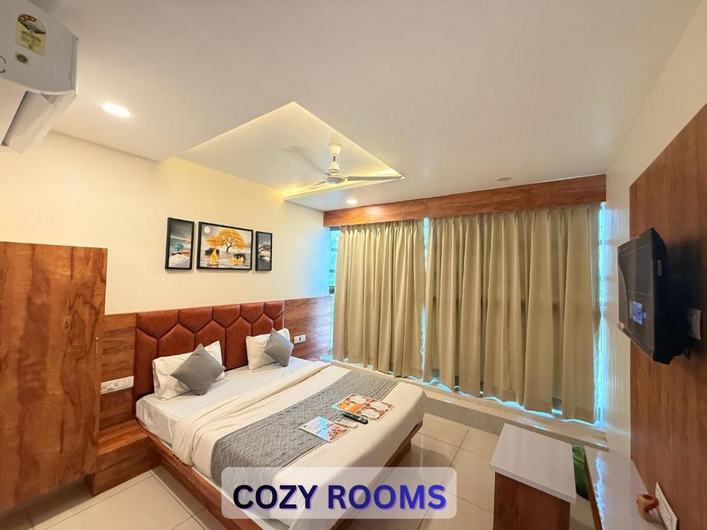 Ένα ή περισσότερα κρεβάτια σε δωμάτιο στο Hotel Radhe Sky