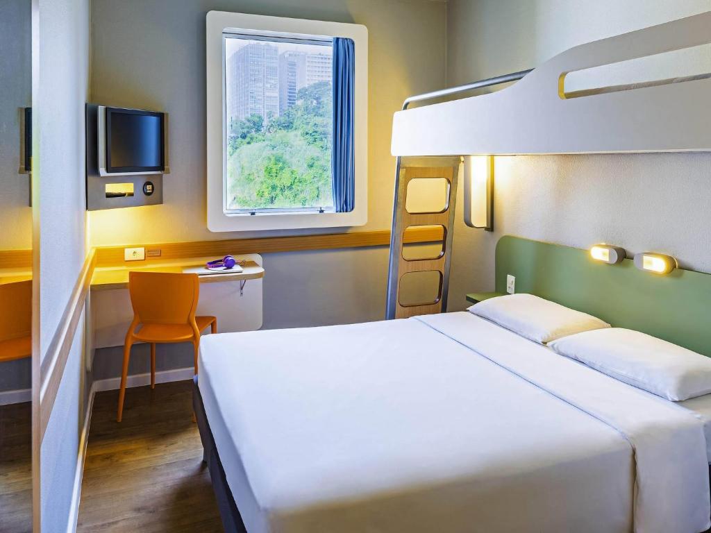 a bedroom with a bed and a bunk bed at ibis budget Rio de Janeiro Centro in Rio de Janeiro