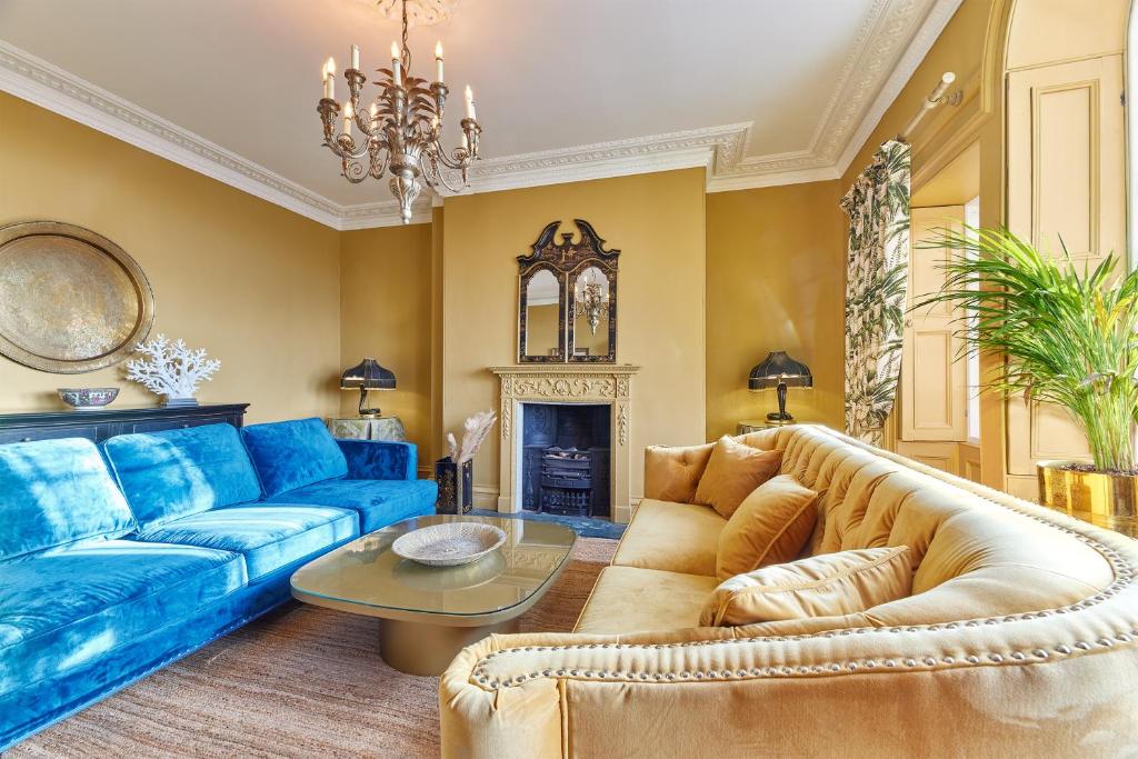 Posezení v ubytování River View Characterful Riverside Retreat