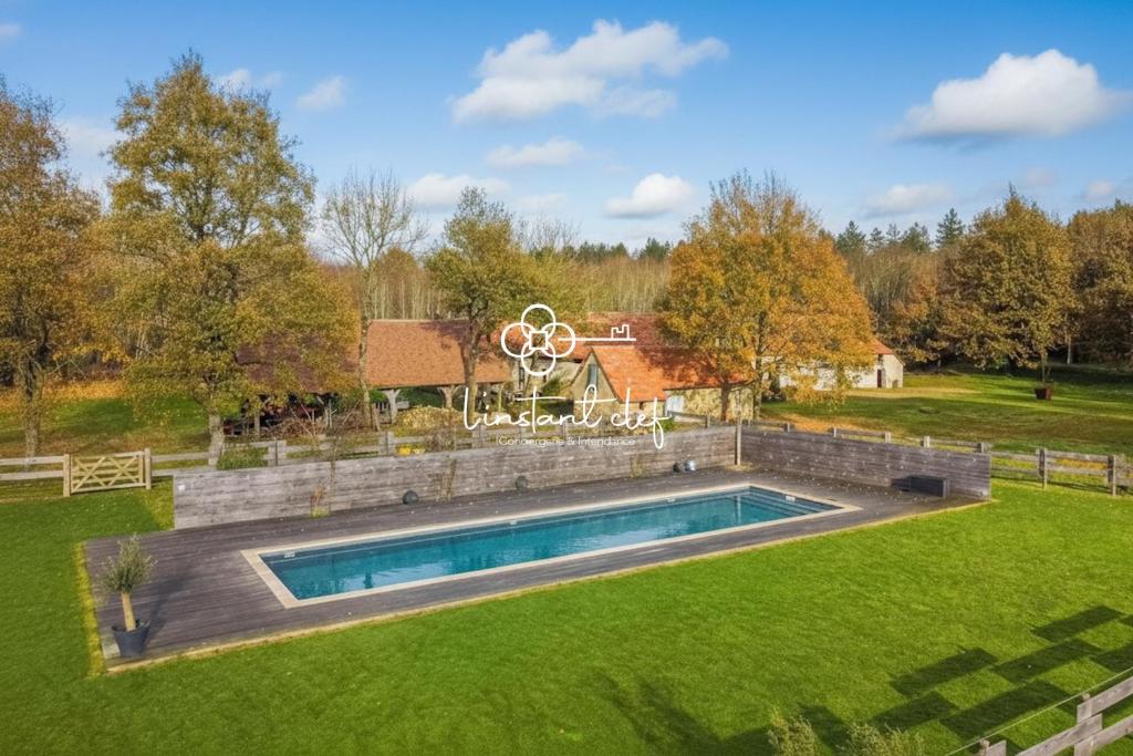 Πισίνα στο ή κοντά στο Bulle de calme bucolique - jardin & piscine privée