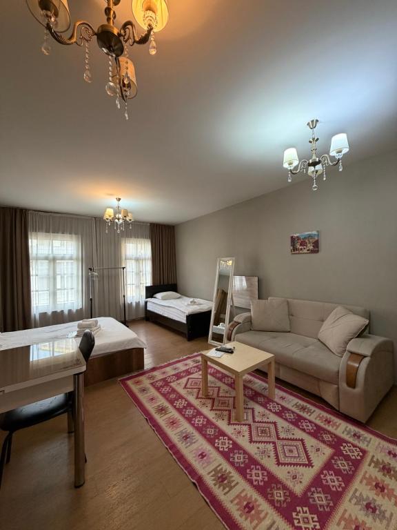 una sala de estar con un sofá y una mesa en Apartments by Rikhe Palace, en Tiflis