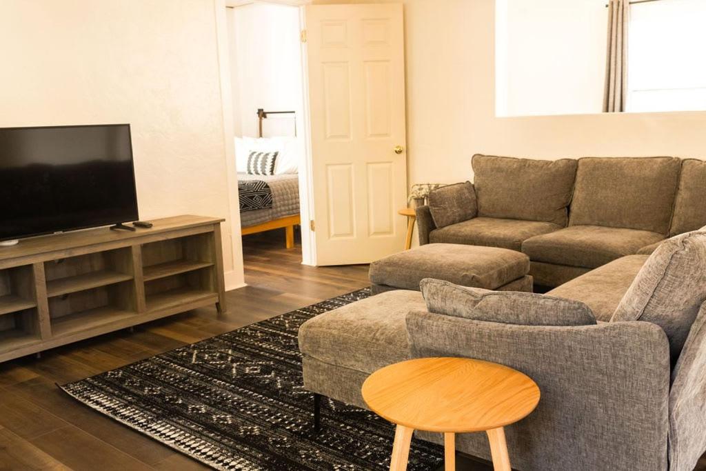 Una televisión o centro de entretenimiento en Yosemite Cottage Retreat- Half Block to Downtown