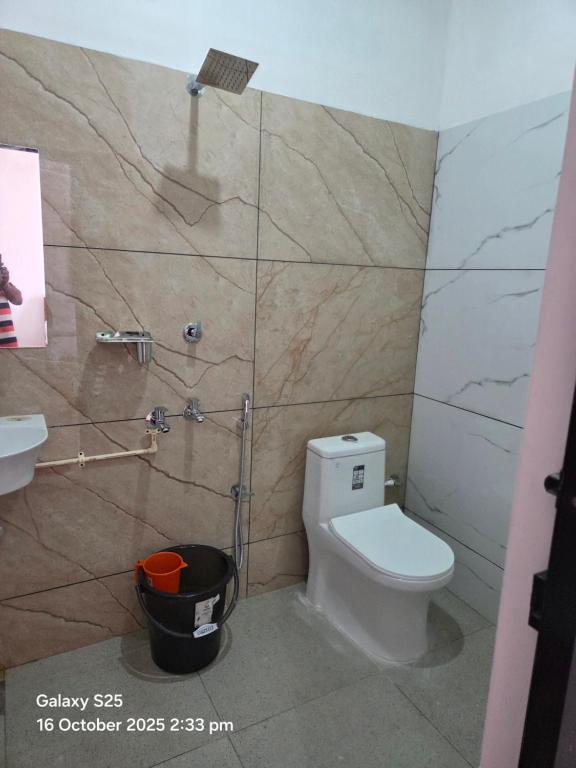 Ένα μπάνιο στο New Paradise Inn