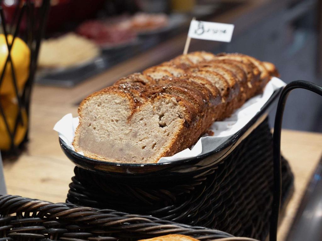 a loaf of bread in a basket on a table at ibis budget Thonon Les Bains in Thonon-les-Bains