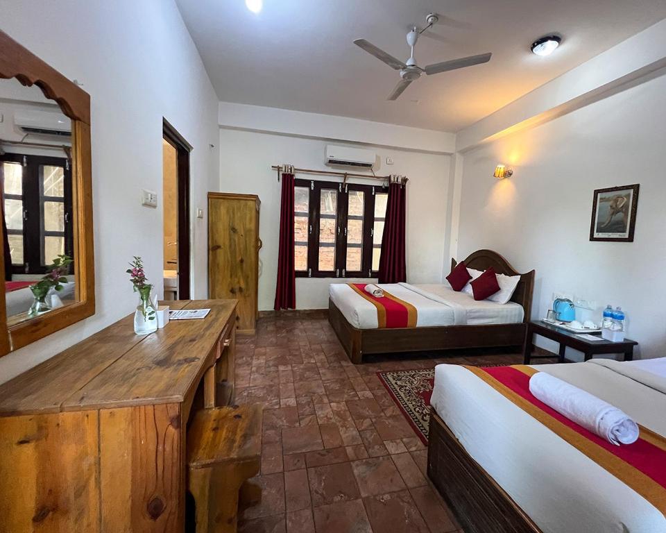 Ένα ή περισσότερα κρεβάτια σε δωμάτιο στο Chitwan Park Village