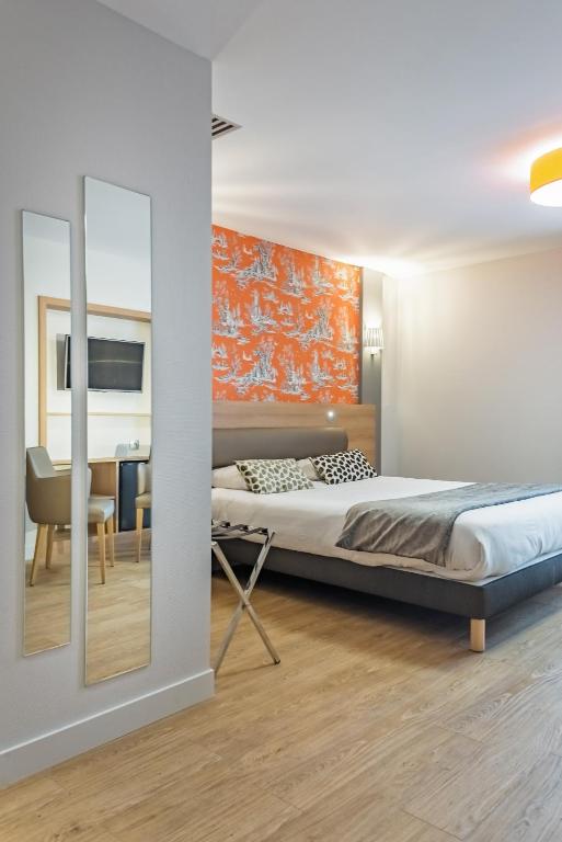 Postel nebo postele na pokoji v ubytování Logis Grand Hôtel Des Bains