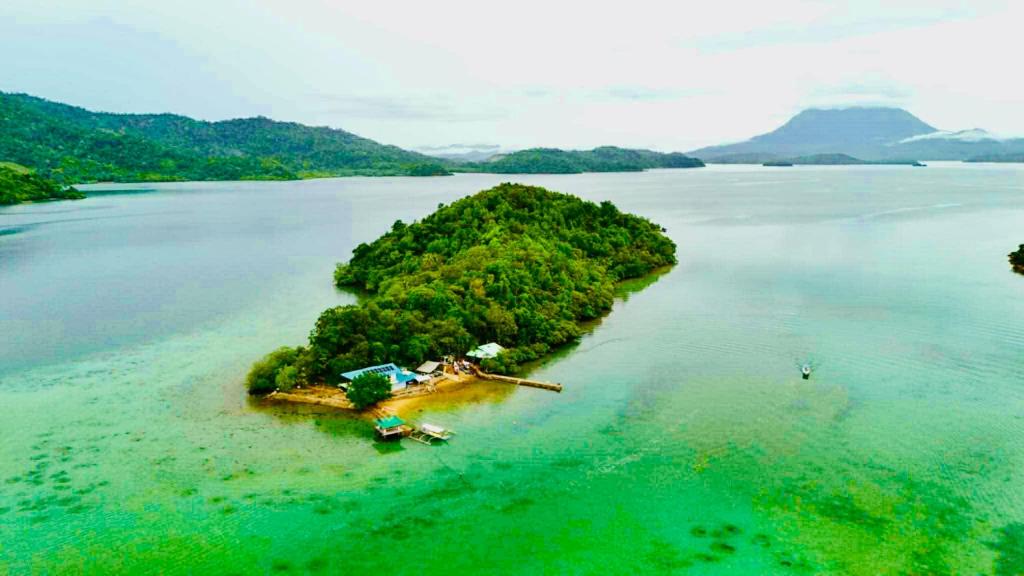 une île au milieu d'une masse d'eau dans l'établissement Crane Island Seafront Villa, 