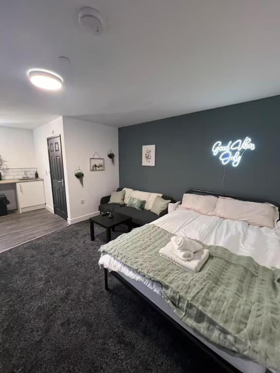 Ένα ή περισσότερα κρεβάτια σε δωμάτιο στο Modern City Studio Heart of Wolverhampton Appt 5