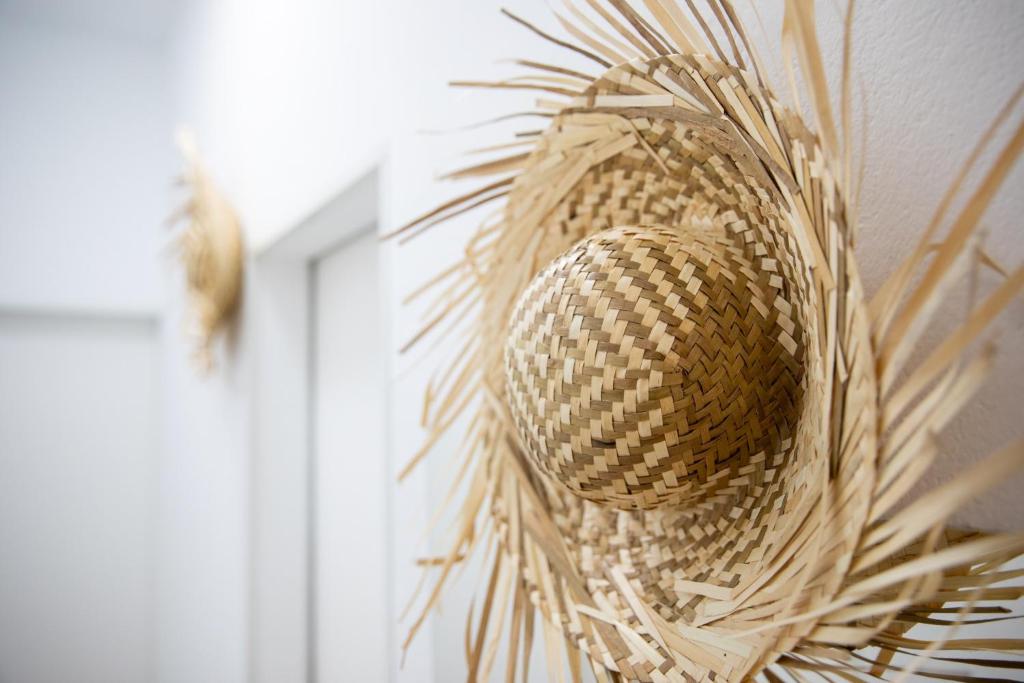 einen Korb, der an einer Wand neben einer Tür hängt in der Unterkunft Holiday Esquinita in Juan Grande