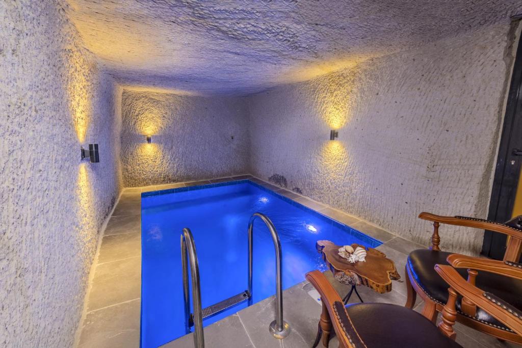 una piscina en medio de una habitación en Rose Moon Cave, en Nevşehir