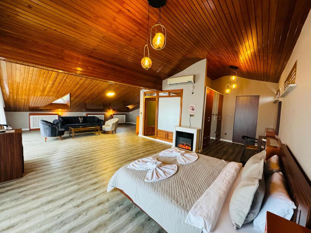 Habitación grande con cama y sala de estar. en Treekos Boutique Hotel Istanbul Airport, en Karaburun