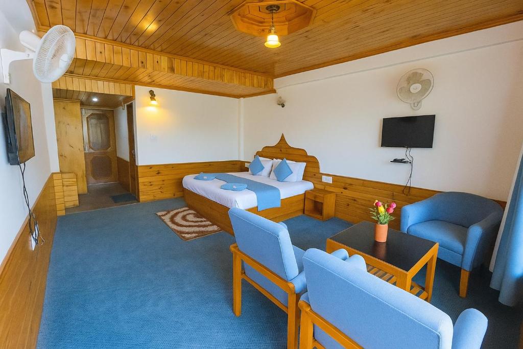 Hotel The Sita Classic - Best Selling Property of Manali 2024-25 في مانالي: غرفة فندقية بسريرين وتلفزيون