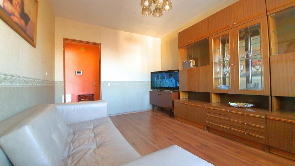 ein Wohnzimmer mit Sofa und Fernseher in der Unterkunft 2-х комнатная квартира в центре in Qaraghandy