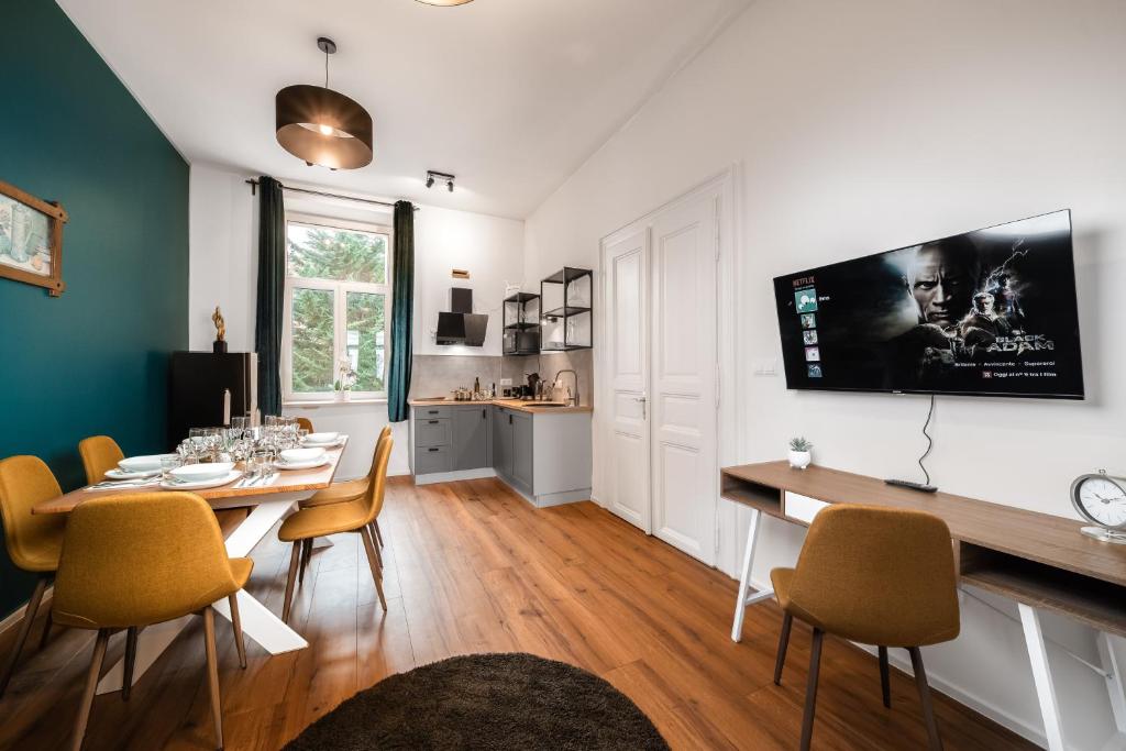 Majestic Square View Residence - 9