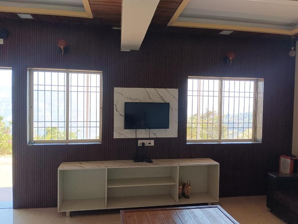 TV a/nebo společenská místnost v ubytování Kavyam Villa