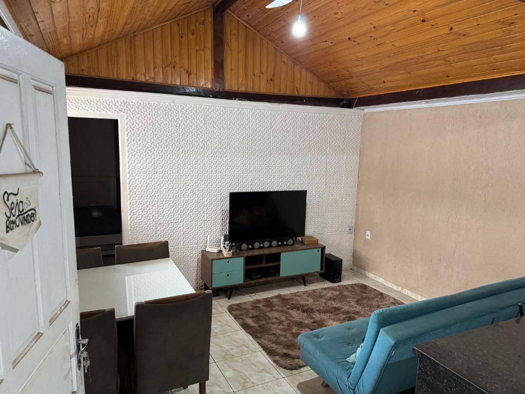 TV a/nebo společenská místnost v ubytování Casa completa perto da praia