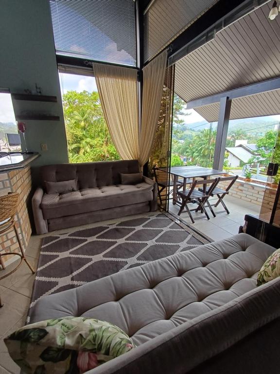 a living room with a couch and a table at Casa inteira 3 quartos Centro Pomerode Pousada in Pomerode