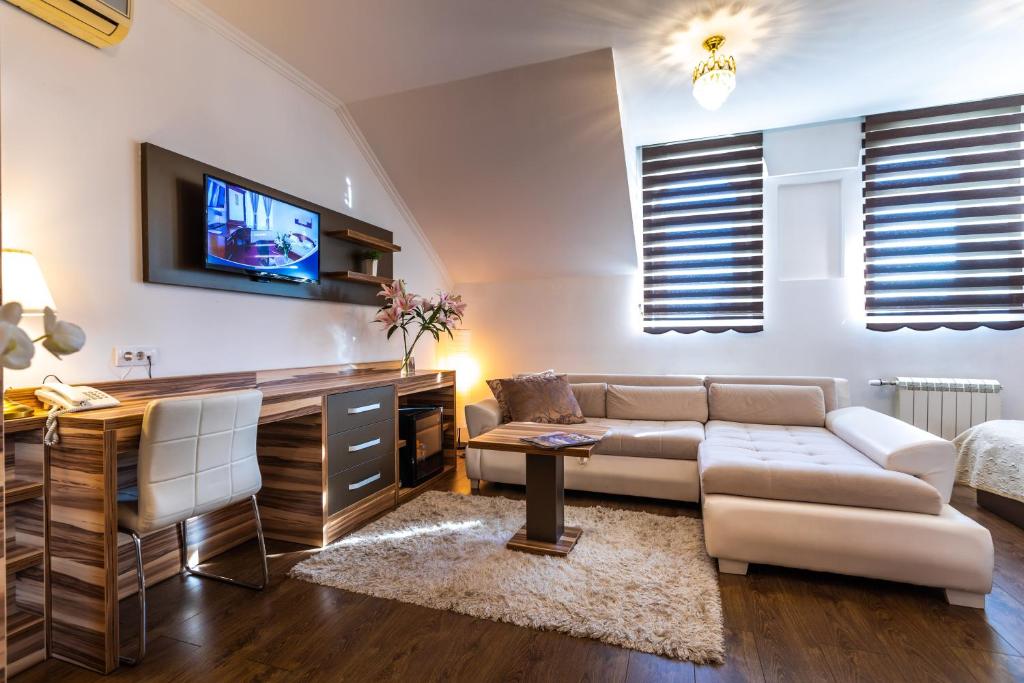 Garni Hotel Royal Crown - Aile Odası