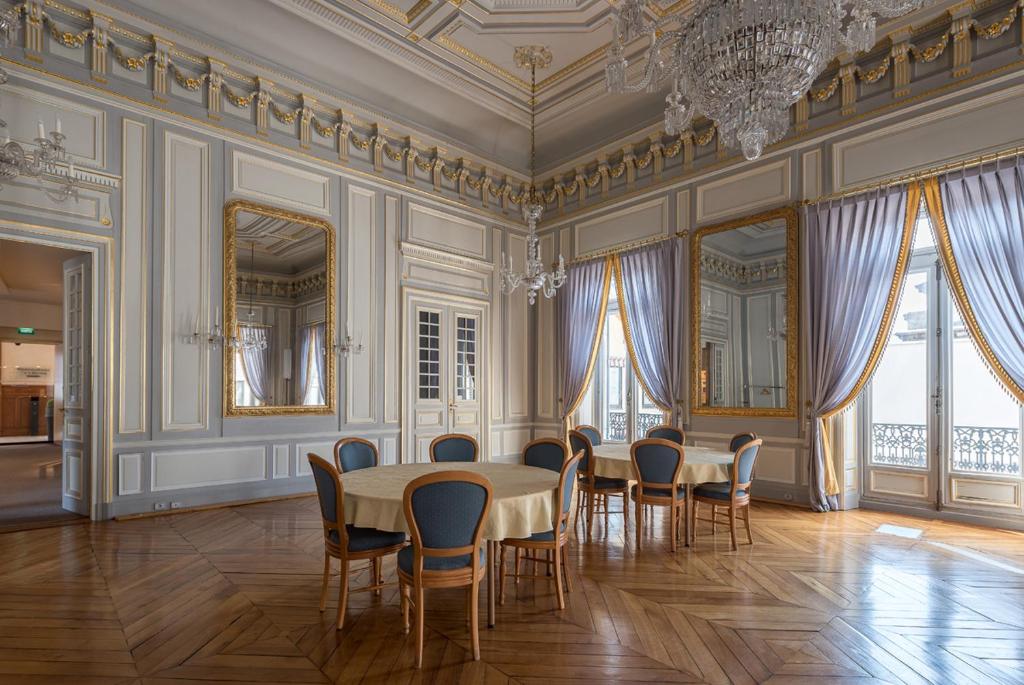 Posezení v ubytování Logis Grand Hôtel Des Bains
