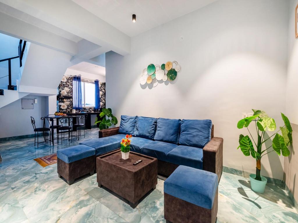 Posezení v ubytování Ventara Escape Bungalow by Palette Homes – 4 BHK | Pvt Pool | Lonavala