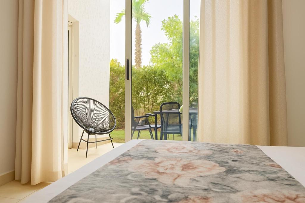 Un dormitorio con una cama y una ventana grande en Eden Medina Asilah, en Asilah