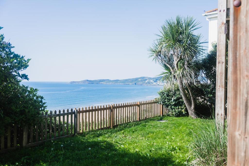una recinzione con vista sulla spiaggia di Putsborough Cottage a Croyde