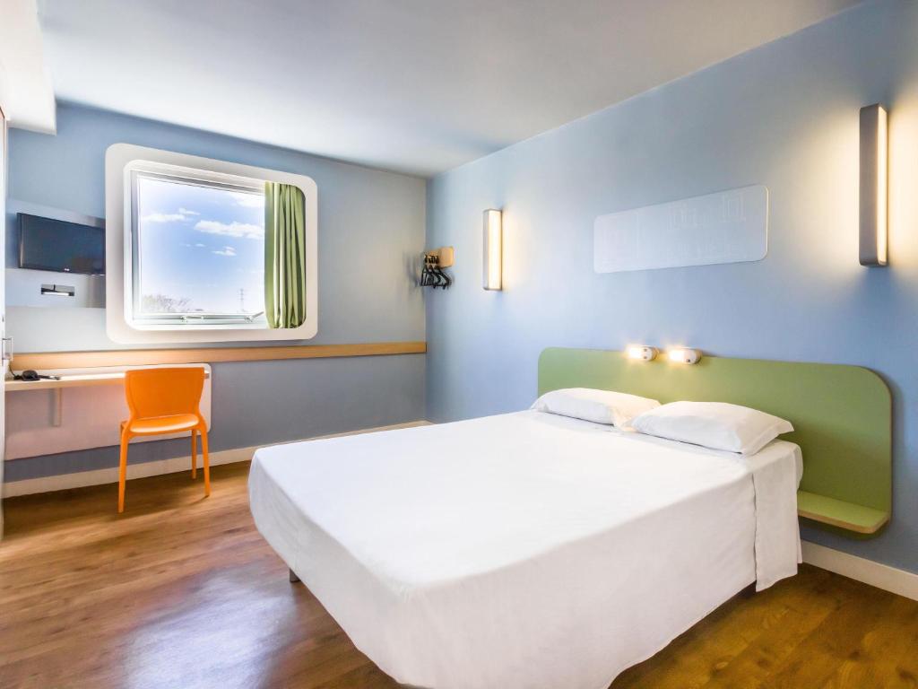 Postel nebo postele na pokoji v ubytování ibis budget Sertaozinho