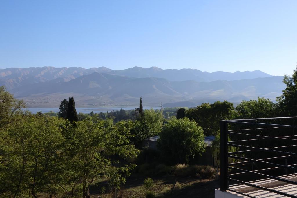una vista dalla casa delle montagne e degli alberi di Cabañas Casa Blanca a El Mollar