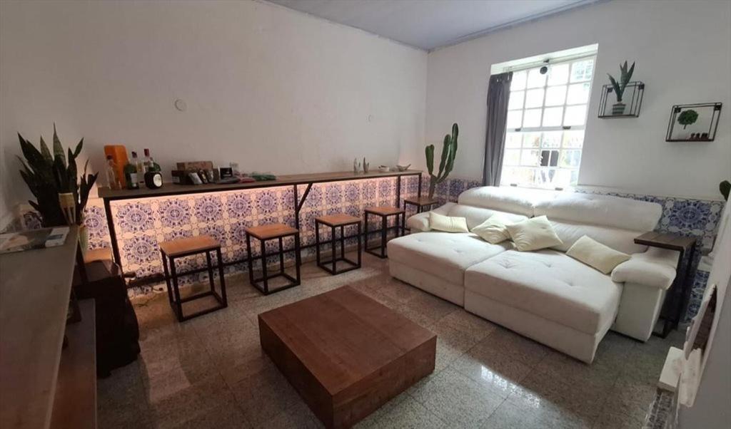 un salon avec un canapé blanc et une table dans l'établissement Raridade! Mansão espetacular em Botafogo., à Rio de Janeiro