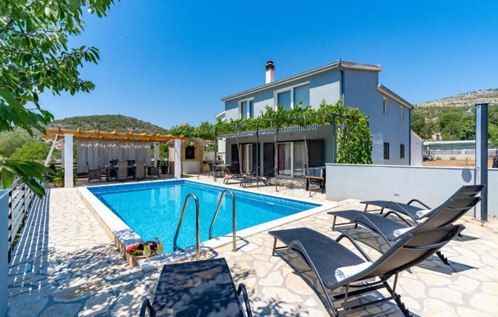eine Villa mit Swimmingpool und ein Haus in der Unterkunft Holiday home Silvija by Villas Guide in Primorski Dolac