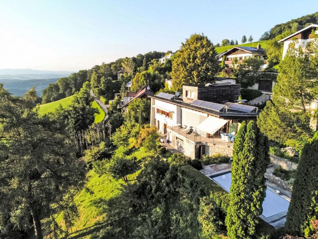 uma vista aérea de uma casa numa colina com árvores em Holiday Home Heuberg by Interhome em Langwied