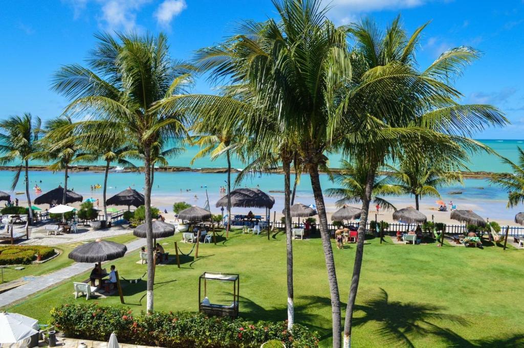 un parque con palmeras y la playa en Marinas Tamandaré Beira Mar | Praia dos Carneiros, en Praia dos Carneiros